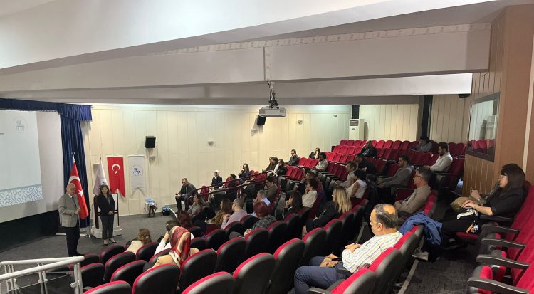 Üniversitemiz  akademik  birimlerinin  temsilcilerinin  katılımıyla gerçekleştirilen "Bağımlılıkla Mücadele Kurulları" toplantısında, İzmir Projesi kapsamında ilköğretim 6.ve 7. sınıf öğrencileri, öğretmenler ve velilere yönelik yapılabilecek faaliyetler görüşülmüştür.